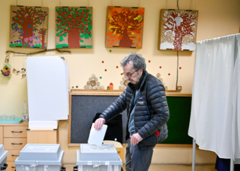 Urnas abrem na Hungria em eleição crucial que pode derrubar Orbán