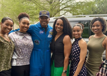 Astronauta Victor Glover celebra retorno da Artemis II e diz: 'Missão cumprida'
