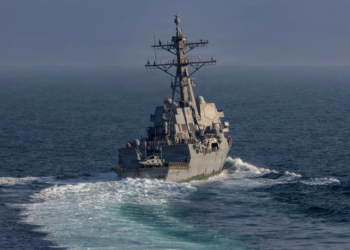 Navio de guerra dos EUA intercepta petroleiros que tentavam sair do Irã, diz agência