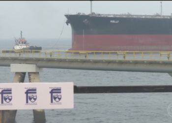 'Dê meia-volta; usaremos a força': EUA divulgam áudio de bloqueio no Estreito de Ormuz