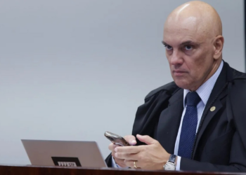Moraes manda PF apurar se Flávio Bolsonaro cometeu crime contra Lula