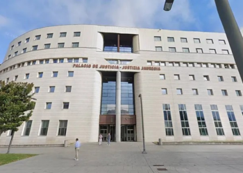 Professor é condenado a 180 anos de prisão por filmar 42 mulheres em banheiros e provadores na Espanha