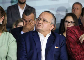 Produtora cobra R$ 117 mil de Pedro Taques por dívida de campanha de 2018