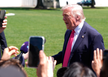 Irã voltará a fechar o Estreito de Ormuz caso o bloqueio naval dos EUA persista, diz agência iraniana