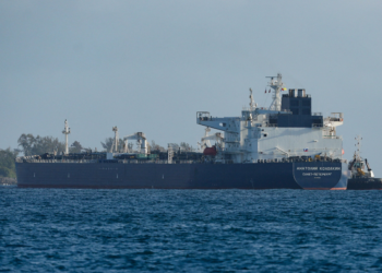 Irã volta a fechar o Estreito de Ormuz, diz agência estatal iraniana