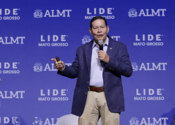 Mourão diz que Flávio tem maneira de pensar diferente de Bolsonaro: "Ele é mais flexível"; vídeo