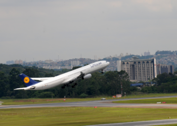 Comprar passagens de avião agora ou esperar?