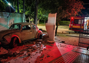 Fusca desgovernado derruba muro de casa em Alta Floresta