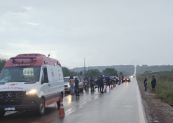 Menor invade pista com Sandero e provoca morte de casal em moto&nbsp;