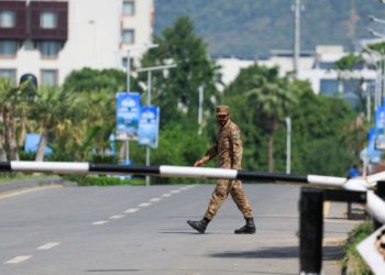 Trump estende o cessar-fogo contra o Irã e mantém bloqueio marítimo no Estreito de Ormuz; delegação americana não viaja mais ao Paquistão nesta terça (21)