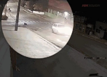 Câmera flagra mulher pulando de carro para escapar de agressão no PR; veja