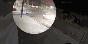 Câmera flagra mulher pulando de carro para escapar de agressão no PR; veja