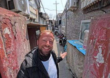 Brasileiro mostra como é morar em favela chinesa pagando R$ 30 de aluguel: 'Minha viagem nunca acabou'