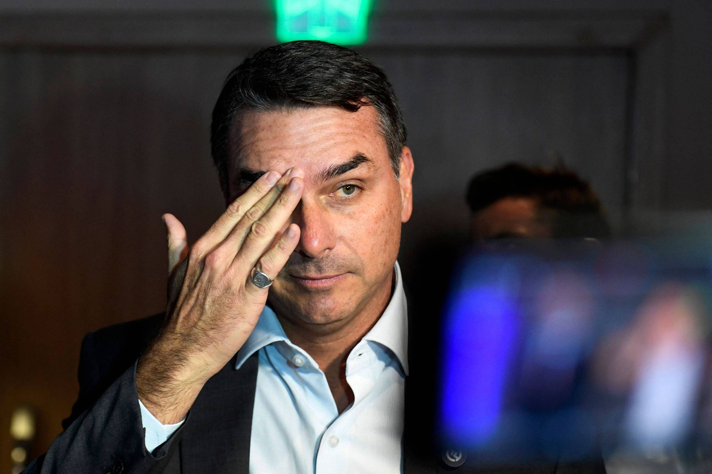 Flávio Bolsonaro não resiste a 24 h de ajuste fiscal