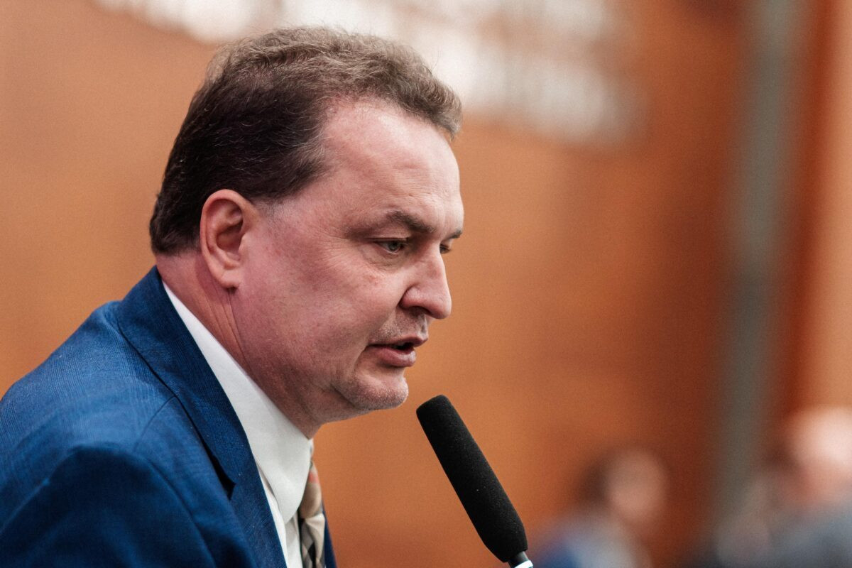 Max Russi questiona licitação da SES com uma única empresa de Organização Social