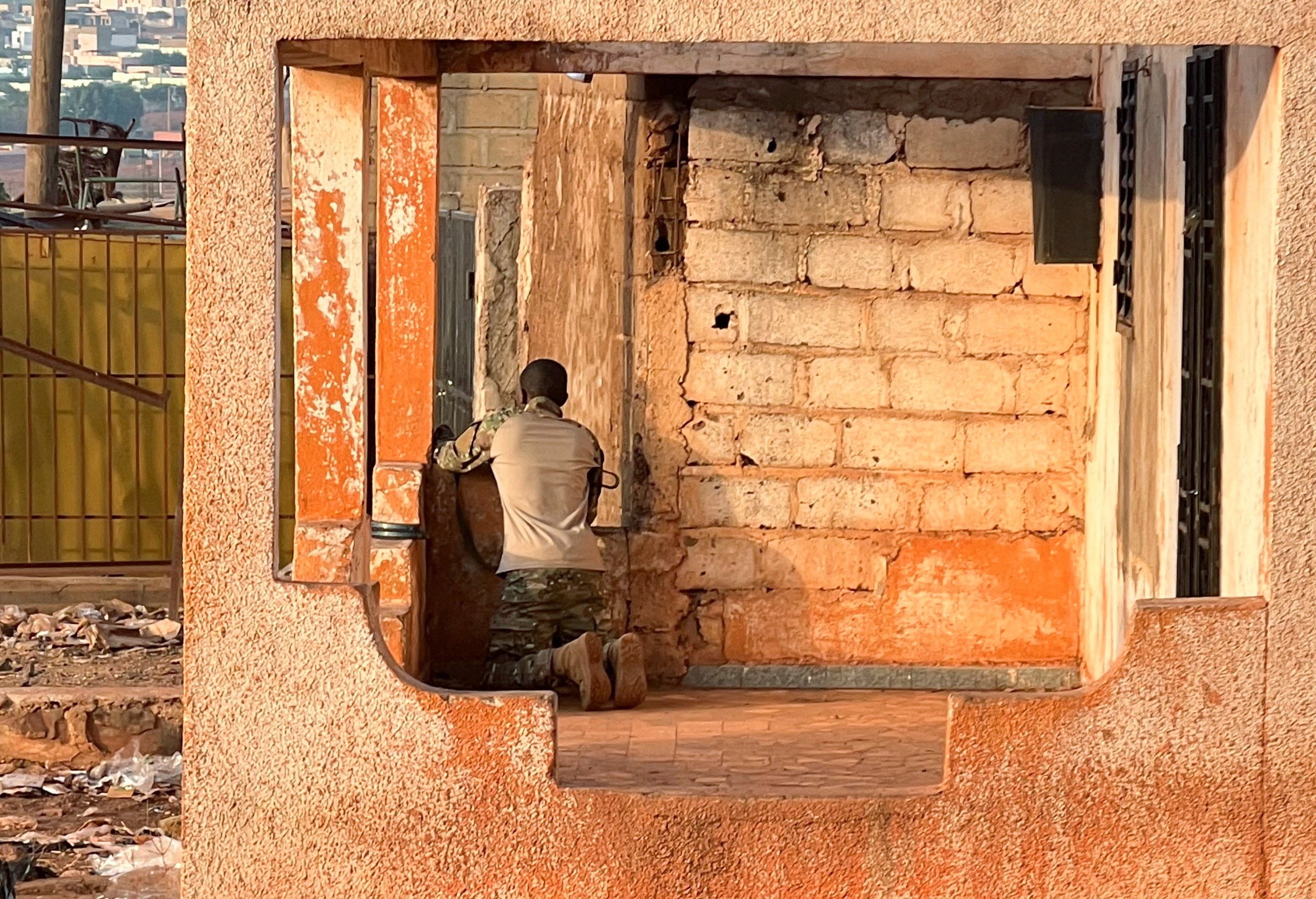 Homens armados fazem ataques coordenados na capital do Mali, diz Exército