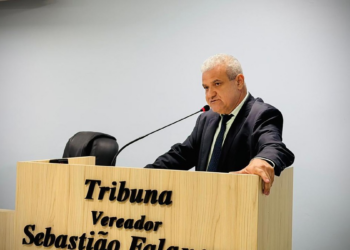 Vereador está foragido após espancar namorada com chave de roda