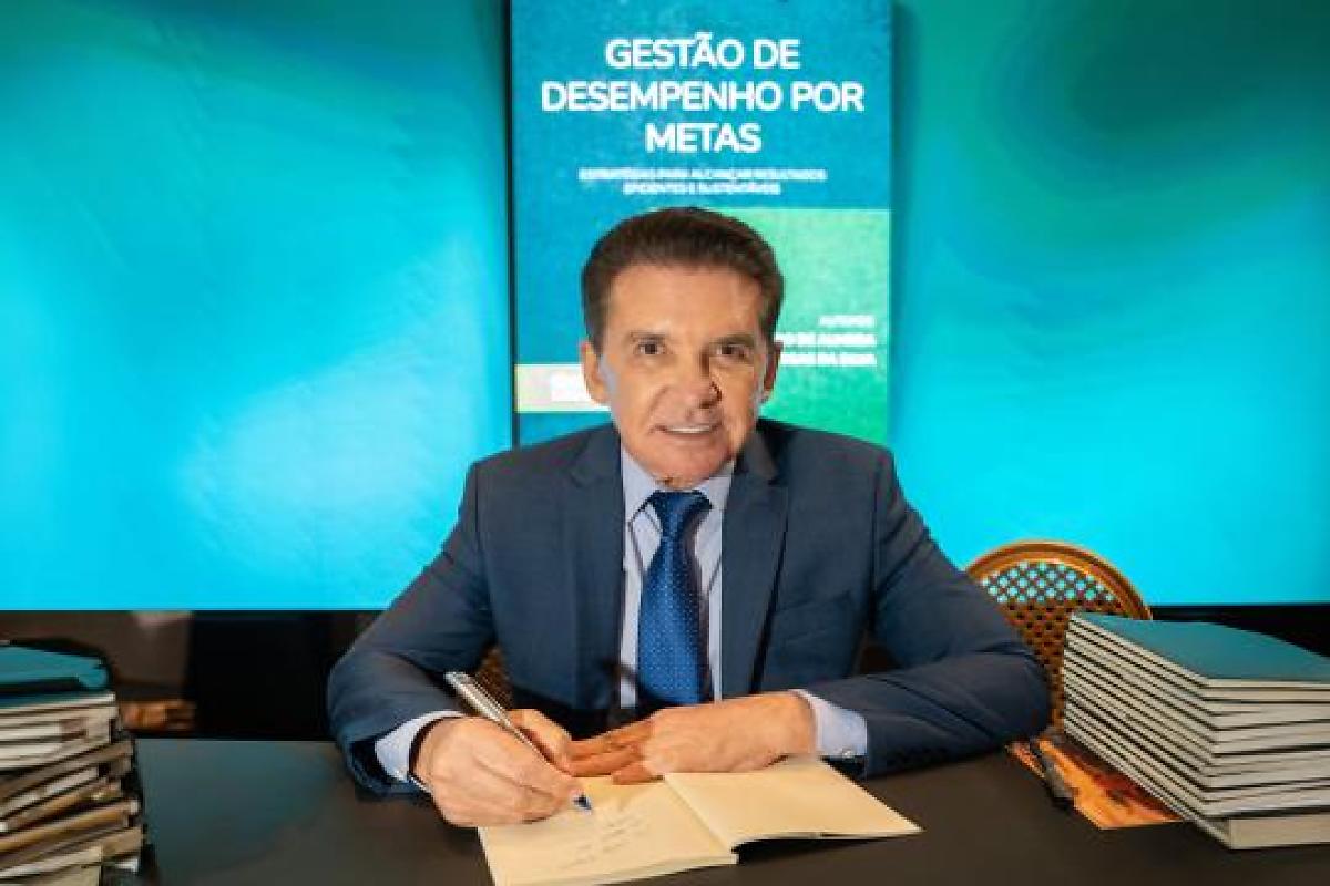 Sérgio Ricardo lança livro e destaca metas e foco no ser humano para reduzir desigualdades