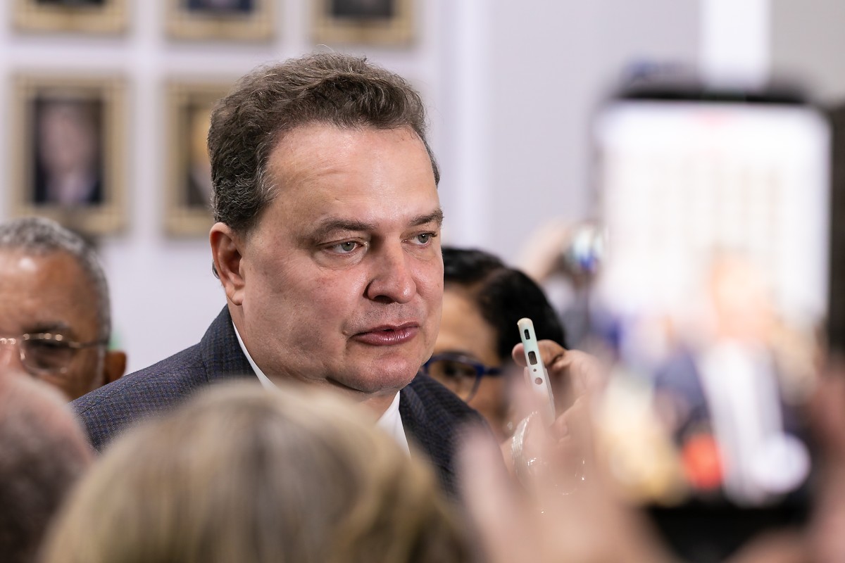 Max Russi defende piso salarial para professores de creches em Mato Grosso