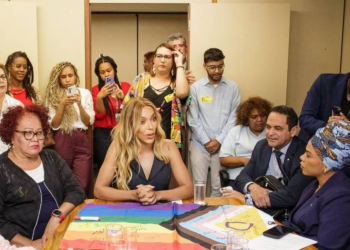 Erika Hilton protocola projeto de Política Nacional dos Direitos LGBTQIA+