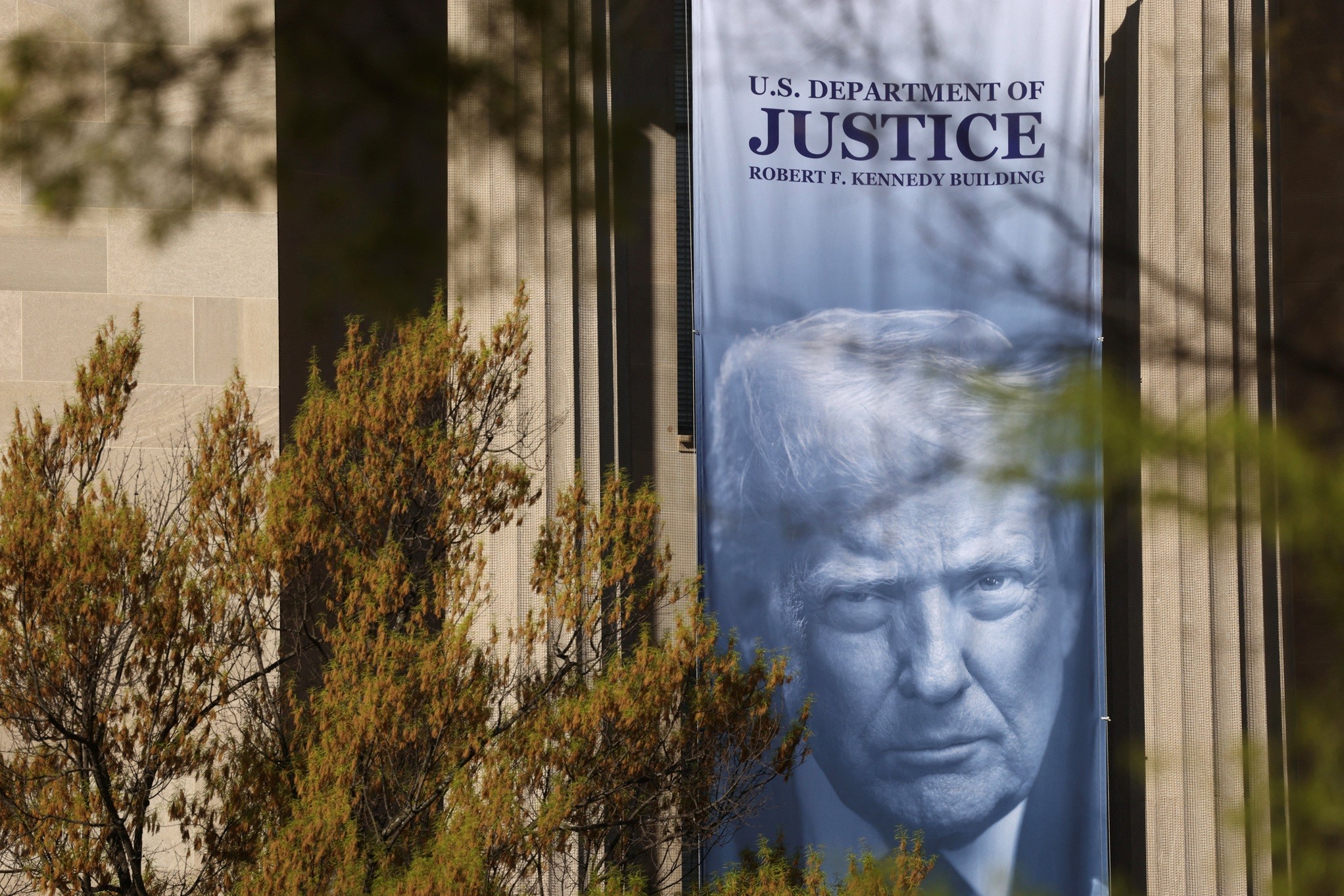 Passaporte, moeda e prédios: como Trump tem estampado o próprio rosto em símbolos públicos dos EUA