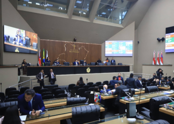 Amazonas escolhe governador-tampão e embaralha disputa eleitoral