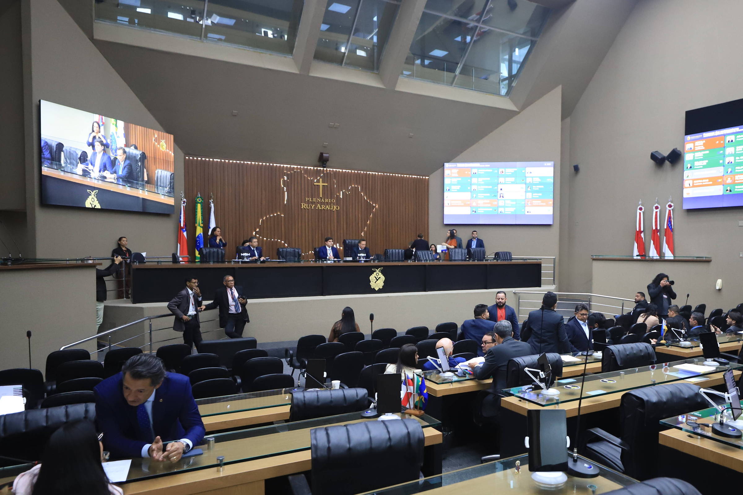 Amazonas escolhe governador-tampão e embaralha disputa eleitoral