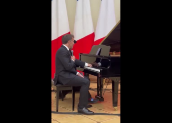 Macron solta a voz durante jantar com autoridades da Armênia; VÍDEO