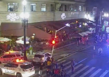 Motorista perde controle e atropela pedestres na esquina das avenidas Ipiranga e São João, em SP