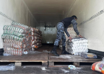 Caminhão com 520 fardos de comida e material de limpeza abasteceria facção em Lucas do Rio Verde