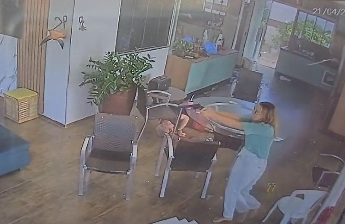 Juiz nega perícia de armas e marca audiência para junho de mãe e filho que invadiram festa e mataram dois