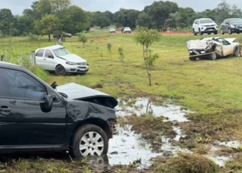 Carros deixados em pista após batida causam novo acidente e dois morrem; veja vídeo