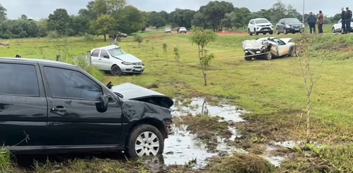 Carros deixados em pista após batida causam novo acidente e dois morrem; veja vídeo