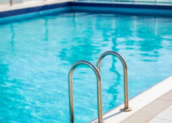 Bebê de 1 ano morre afogado em piscina de casa em Nova Mutum