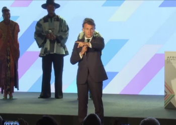 Presidente da França dá bronca em plateia por causa de barulho em evento no Quênia; VÍDEO