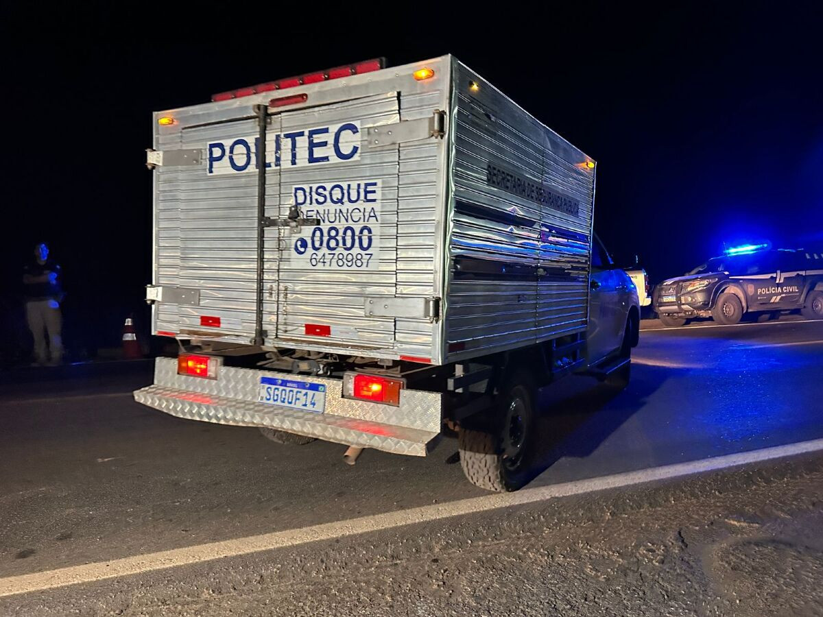 Homem bate moto em carreta estacionada e morre em Carlinda