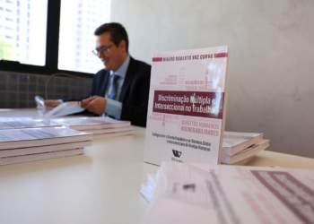Urubu, lésbica e velha: livro de juiz de MT expõe tipos de violência no trabalho