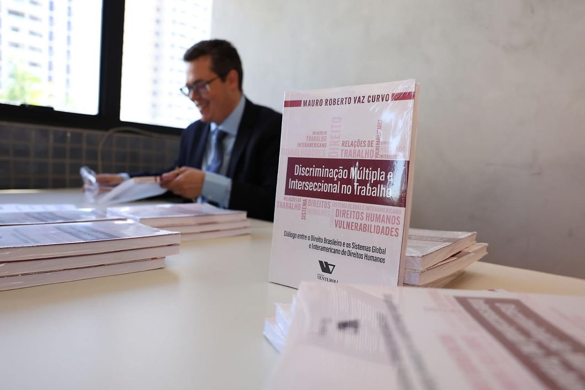 Urubu, lésbica e velha: livro de juiz de MT expõe tipos de violência no trabalho