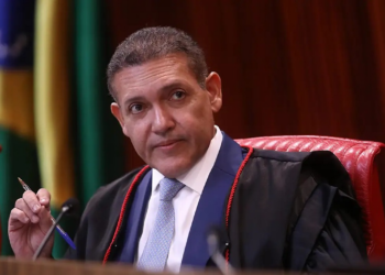 Nunes Marques toma posse na presidência do TSE e vai comandar eleições