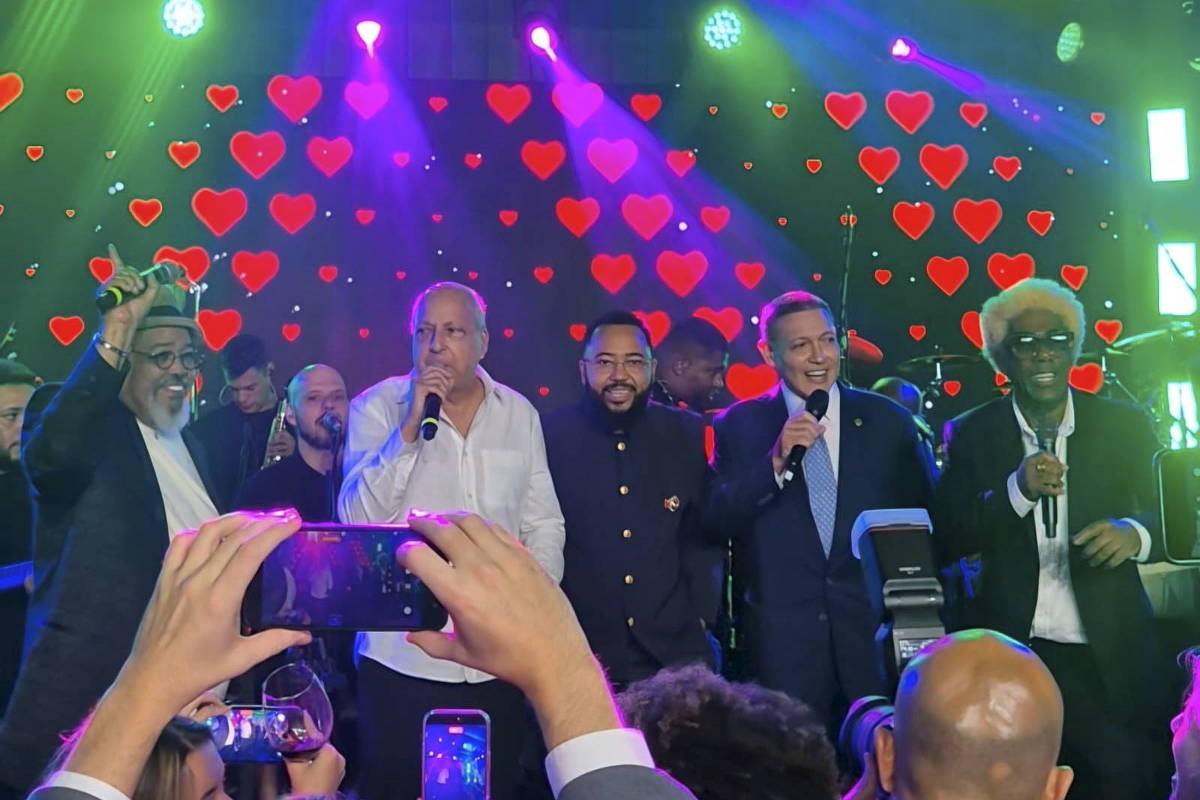 Kassio canta samba em festa de posse, e maioria do STF não comparece