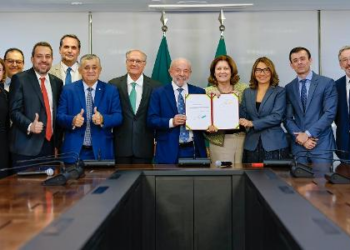 O governo deixou você pelado e agora oferece uma blusinha