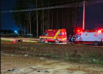 Homem perde controle de moto, bate em bueiro em construção e morre na hora