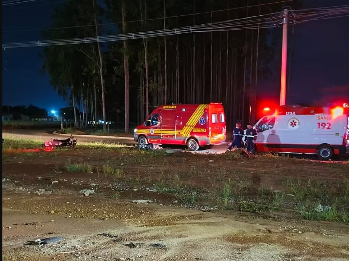 Homem perde controle de moto, bate em bueiro em construção e morre na hora