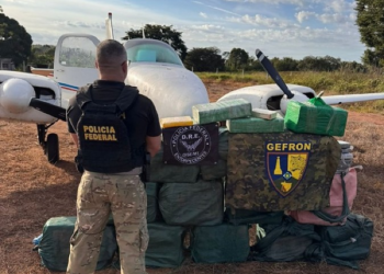 PF apreende 450 kg de cocaína ao lado de avião prestes a decolar em Luciara