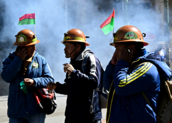 Mineradores lançam dinamite contra polícia em meio a protestos na Bolívia
