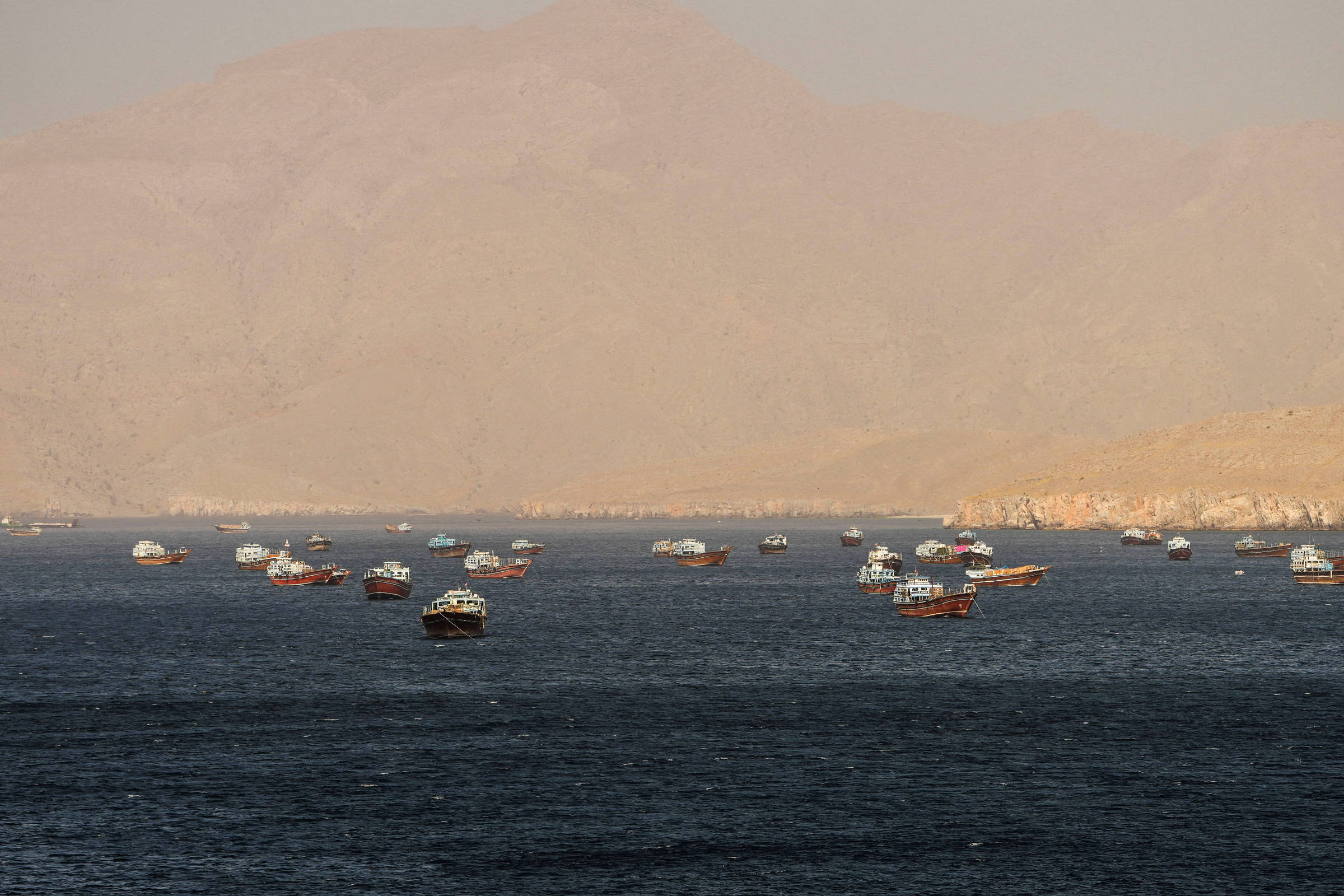 Agências do Irã sugerem cobrança de taxa por cabos de internet sob Hormuz