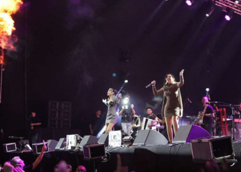 Maiara &amp; Maraisa cantam ‘hit’ do lambadão e agitam público; vídeo