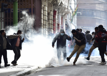 Policiais e manifestantes se enfrentam em La Paz após semanas de protestos contra presidente Rodrigo Paz na Bolívia