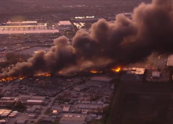 VÍDEO mostra motor se descolando de avião de carga que explodiu matando sete pessoas em 2025, nos EUA