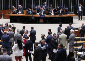 Deputados aprovam projeto que torna crime aumento abusivo de preços de combustíveis